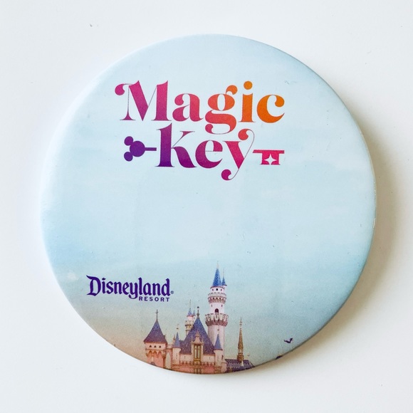 📍 5/$20 Disneyland “Magic Key” Pin Button - Picture 1 of 2